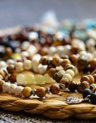 Náramky a náhrdelníky z minerálních korálků 
